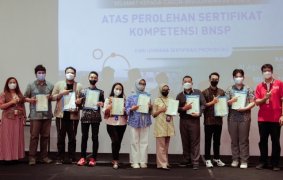 satelitnews - Calon Wisudawan UPJ Terima Sertifikat Kompetensi BNSP